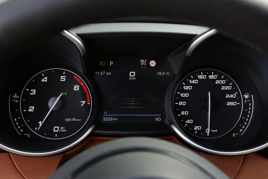 Панель приборов Alfa Romeo Giulia Ti (952) 2019 года  (фото 23 из 32)